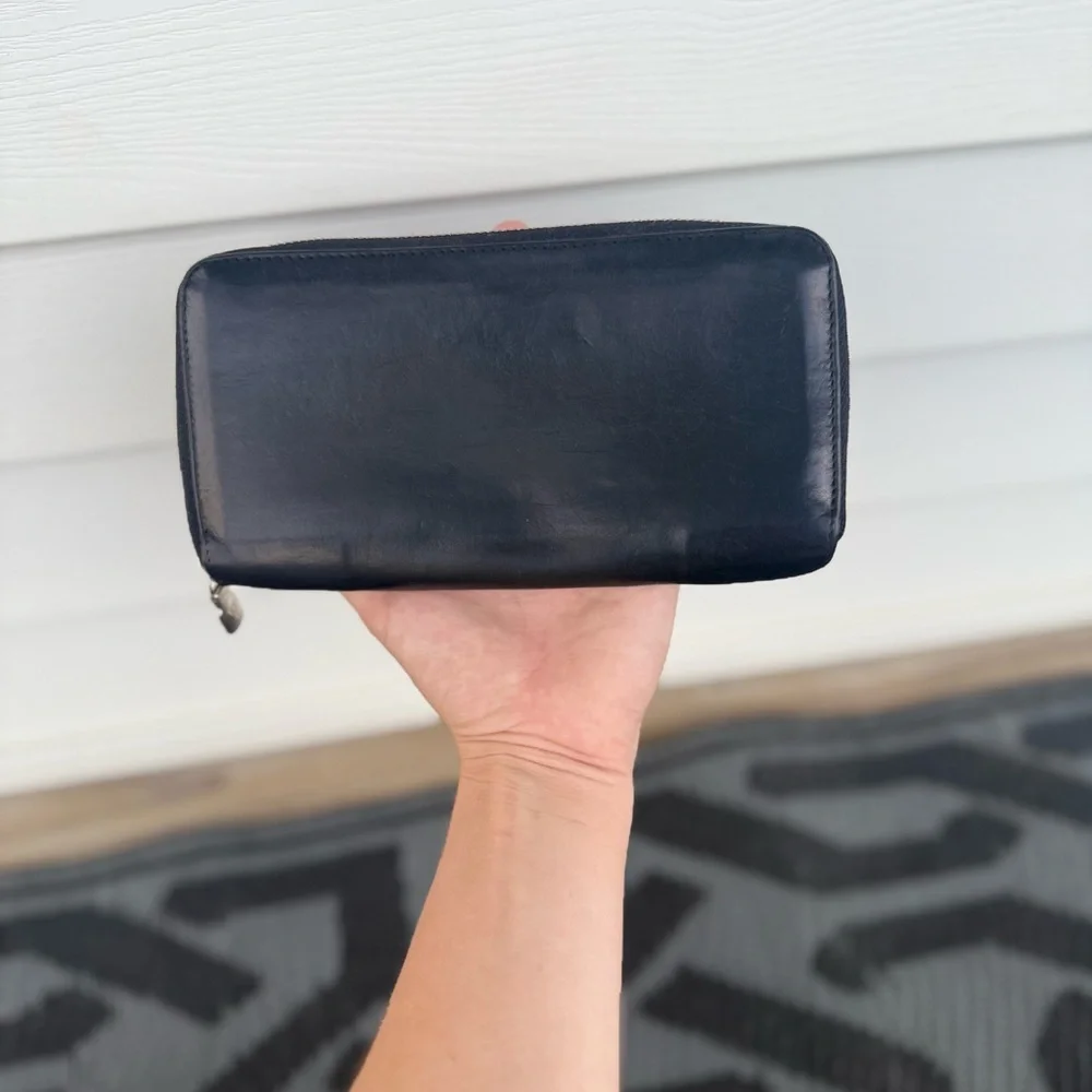 Louis Vuitton Leather Zippy Wallet with Subtle Embossed LV Monogram Logo - Picture 4 of 11